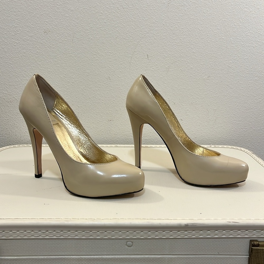 Dolce Vita Madison Cream Patent Pumps - Picture 6 of 16